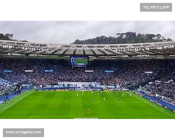 那不勒斯球迷看台悼念马拉多纳，巨型TIFO成赛场焦点