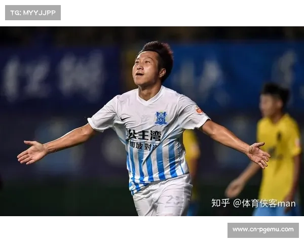 特写：终场哨响，伯恩利主帅在场边与分析师紧急复盘防守失误